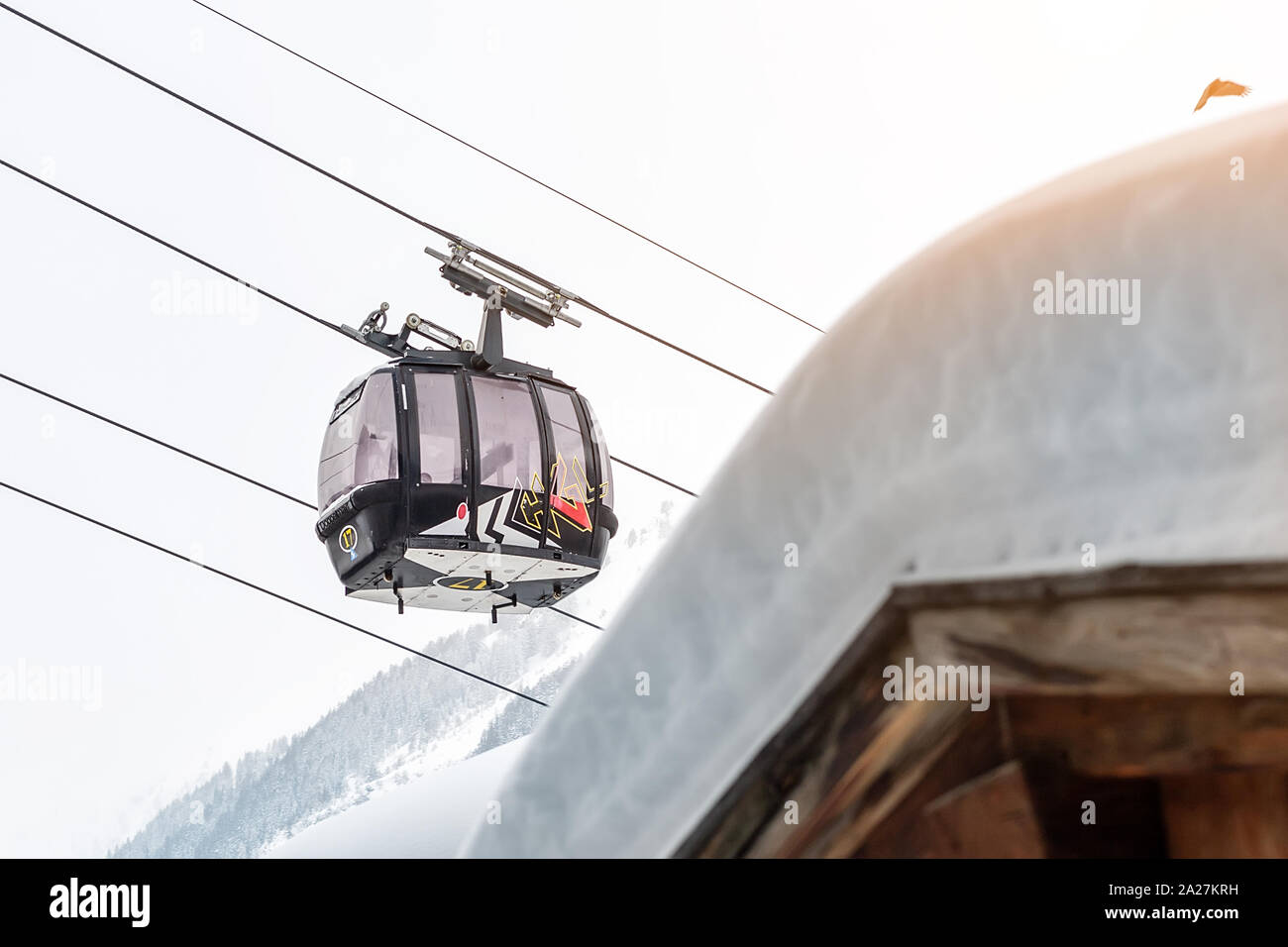 Ischgl, Autriche- Janvier 10th, 2018 : Place de l'hiver Alpin Resort Ischgl avec hôtels, les touristes et les ski-lift bahn Silvretta Banque D'Images