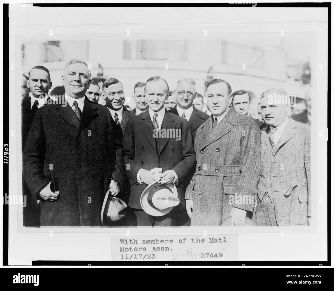 Le président Coolidge debout avec les membres de l'Association National Motors sur pelouse de la Maison Blanche Banque D'Images