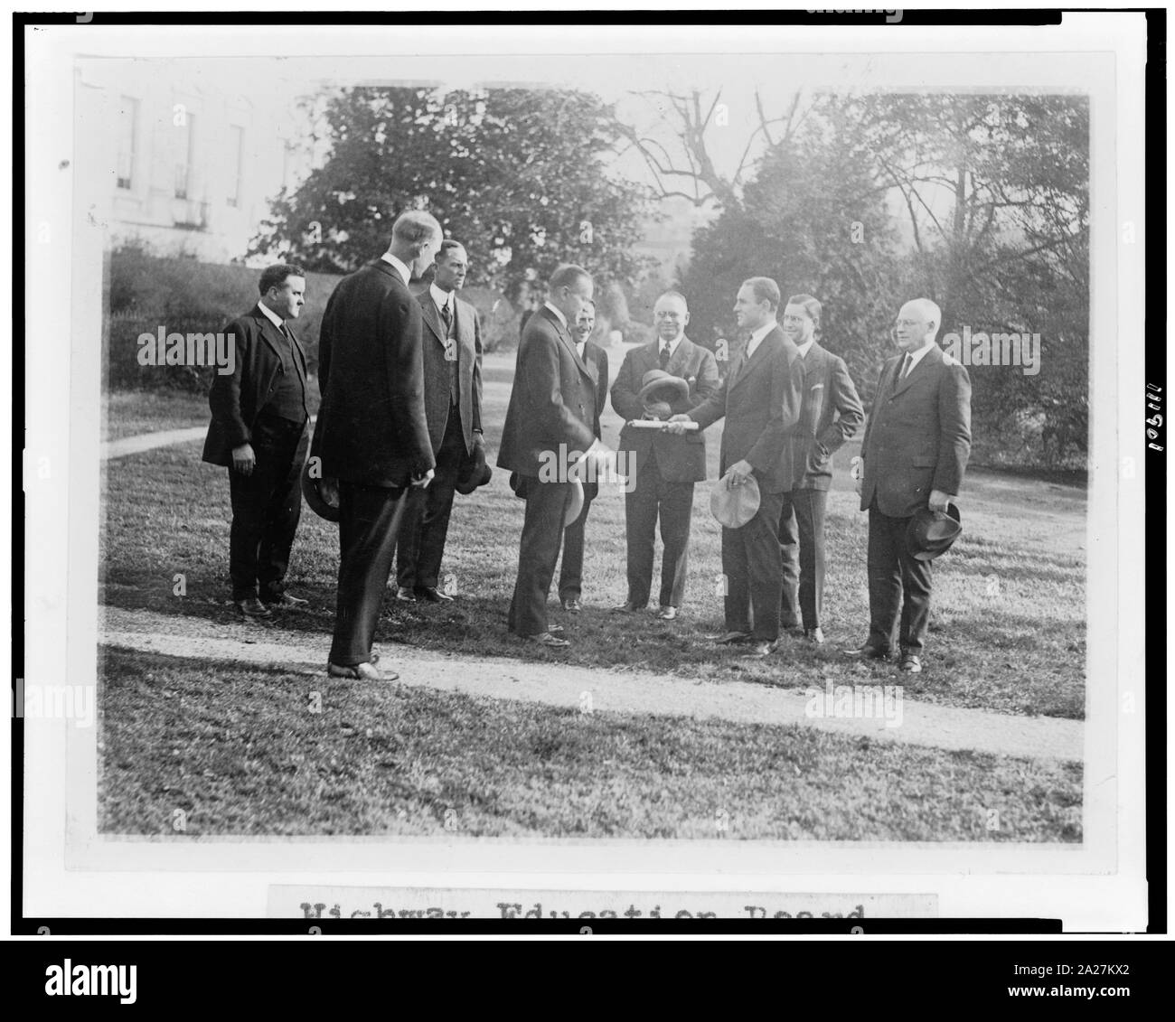Le président Coolidge debout avec les membres de la Commission d'éducation routière sur la pelouse de la Maison Blanche Banque D'Images