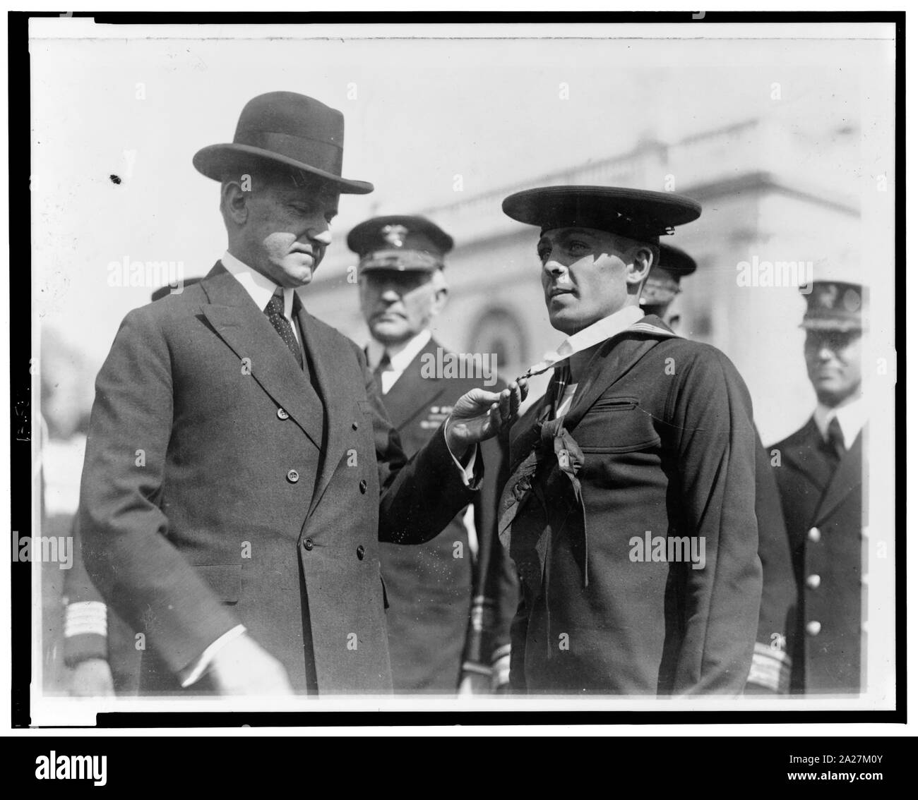 Le président Coolidge décorant Henry Breault du sous-marin 0-5 avec la médaille d'honneur du Congrès Banque D'Images