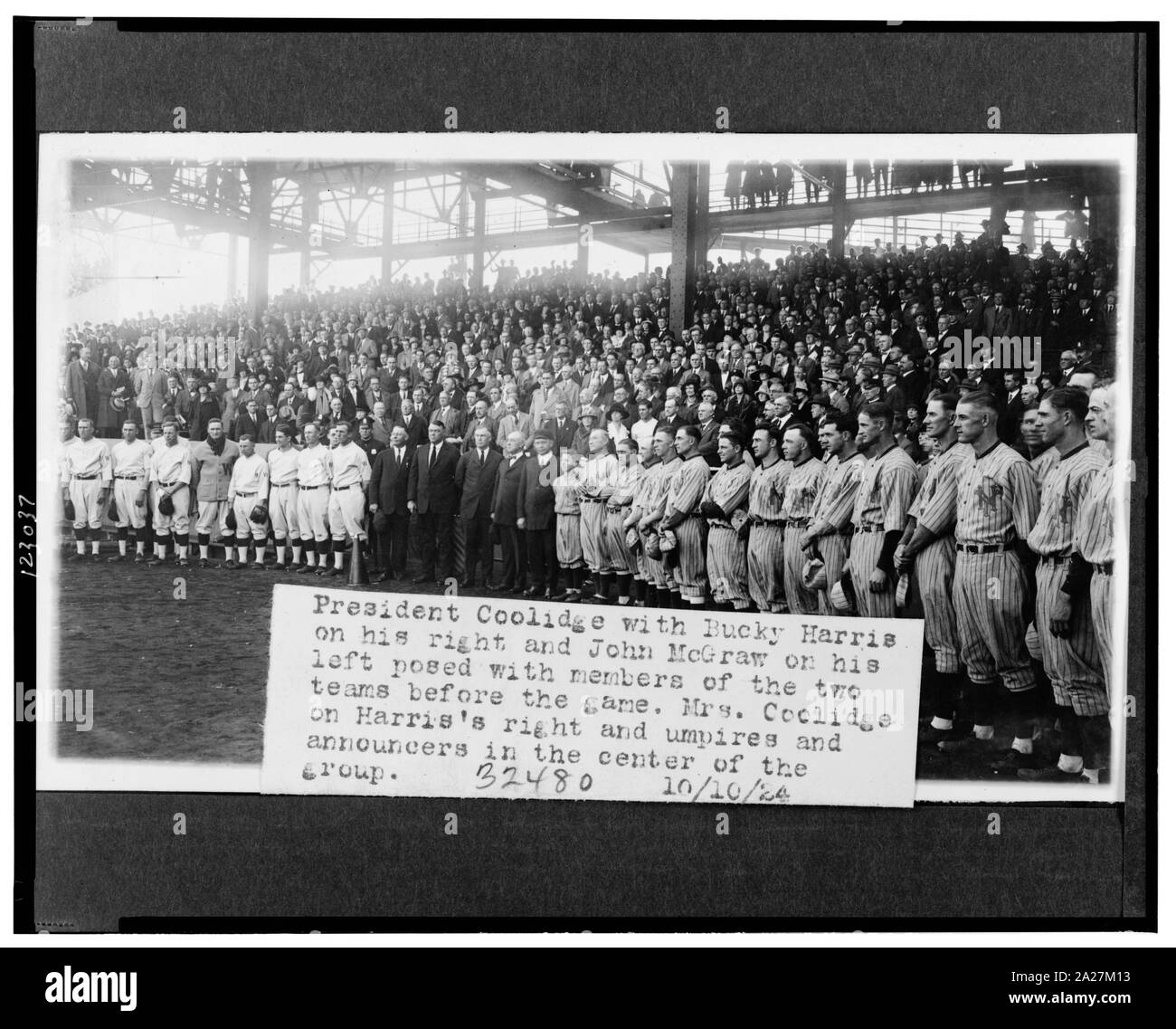 Le président Coolidge avec Bucky Harris sur sa droite et sur sa gauche John McGraw, posés avec les membres des deux équipes avant le match de la Série mondiale ; Mme Coolidge sur Harris a le droit et les juges-arbitres et annonceurs dans le centre Banque D'Images