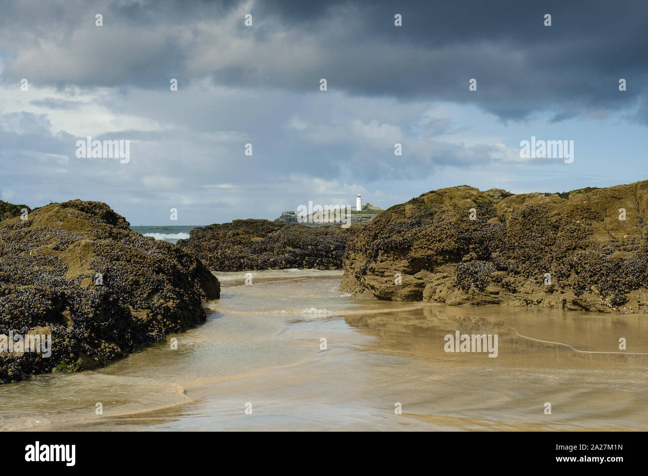 Godrevy beach et phare sur la côte sud-ouest à Cornwall. Banque D'Images