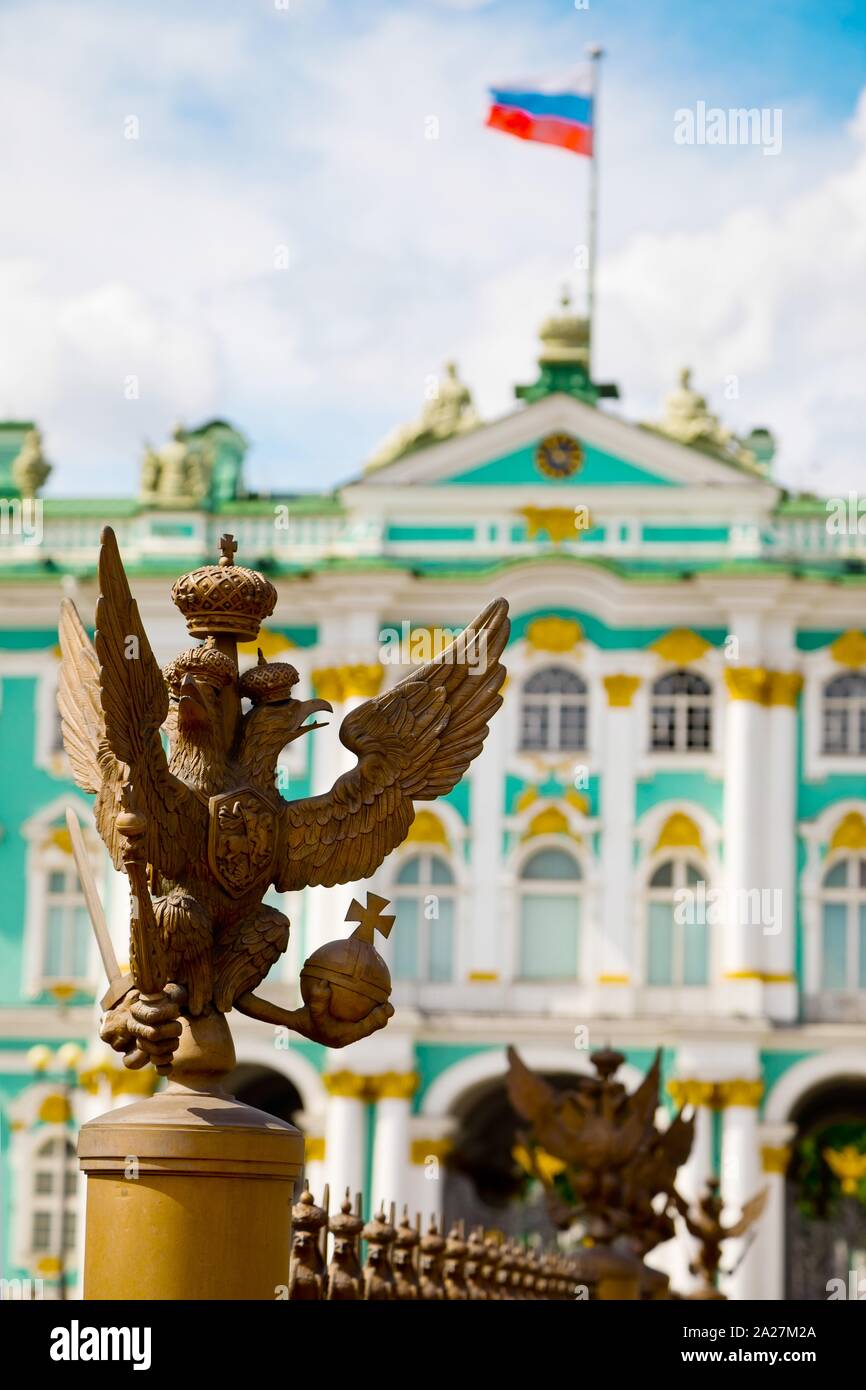 Saint-pétersbourg, Russie - 8 juillet, 2019 : Fédération de décor sur la Place du Palais et musée de l'Ermitage en arrière-plan Banque D'Images