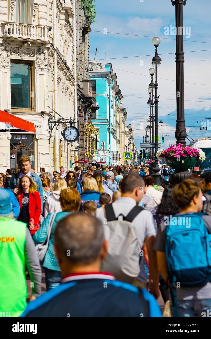 Saint-pétersbourg, Russie - 8 juillet 2019 : les gens marcher sur la Perspective Nevski, journée d'été Banque D'Images