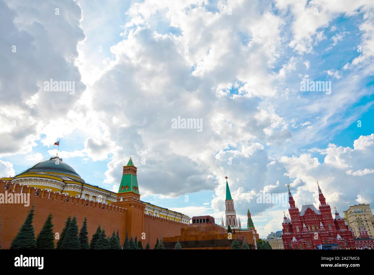 Moscou, Russie - le 9 juillet 2019 : tour d'Senatskaya sur mur du Kremlin, le mausolée de Lénine et Kremlin Sénat derrière, Musée Historique de l'État à l'arrière Banque D'Images