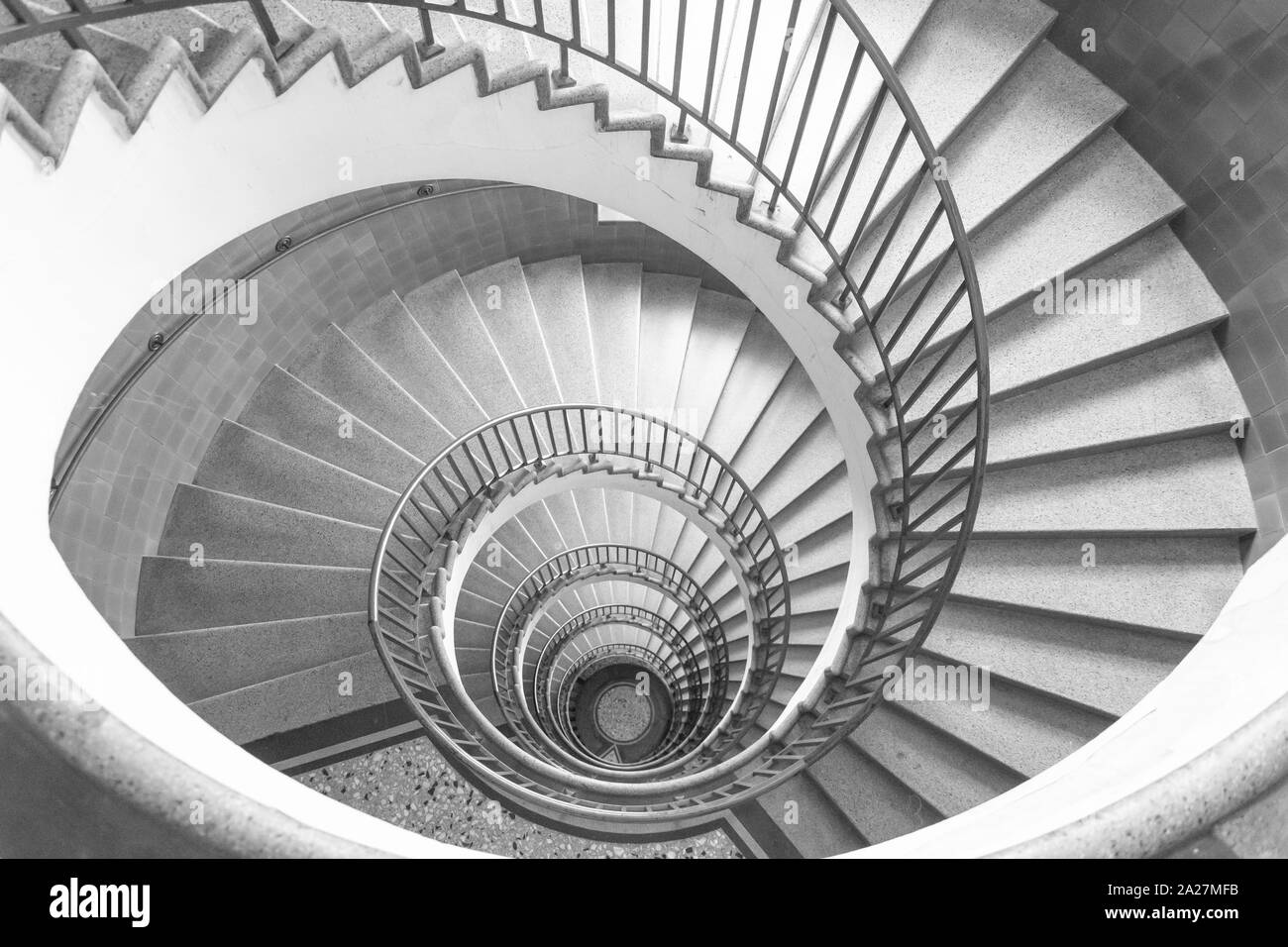 En colimaçon à l'intérieur de l'édifice art-déco Neboticnik, Stefan Street, Ljubljana, Slovénie Banque D'Images