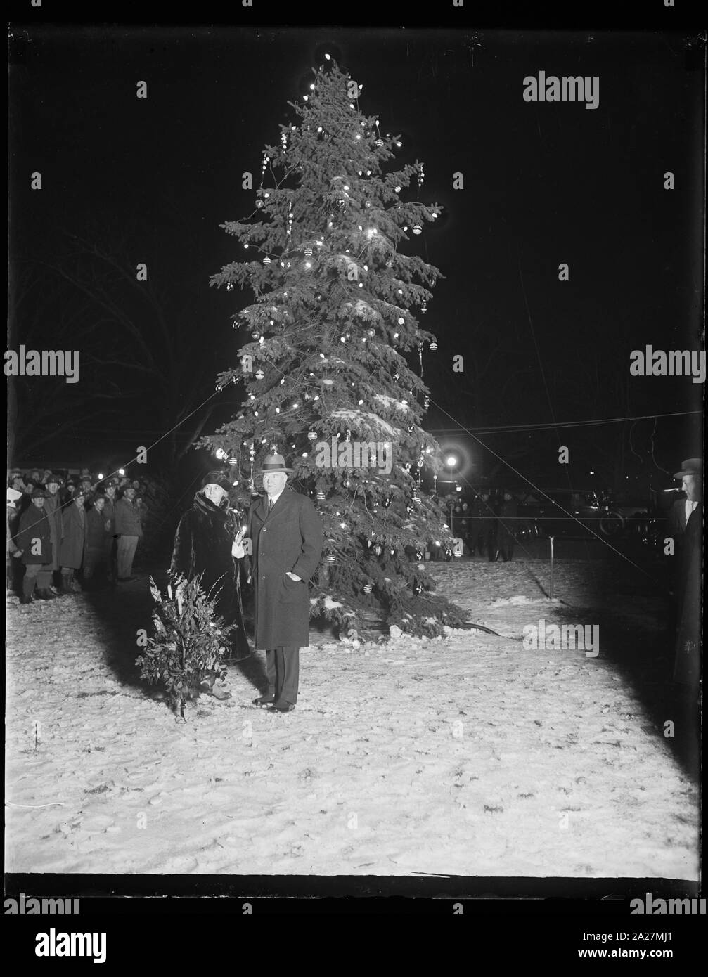Le président Hoover Capitale du Pays des lumières de Noël" de la communauté. Le président Hoover a appuyé sur le bouton que définir l'arbre de Noël de la communauté de la région de la capitale en feu avec des voyants de couleur ce soir, la veille de Noël, le 24 décembre. Le chef de l'exécutif était accompagné de Mme Hoover pendant que les membres du Cabinet et d'autres hauts fonctionnaires du gouvernement consulté sur Banque D'Images
