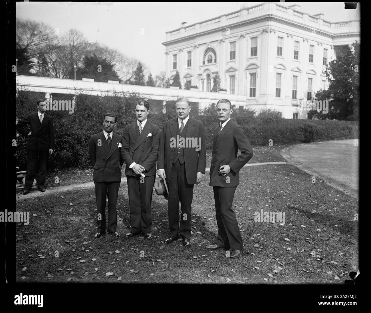 Le président Hoover accueille les gagnants du concours oratoire international. Les gagnants du Concours oratoire International tenu à Washington, ont été reçus par le Président Hoover à la Maison Blanche aujourd'hui. Sur cette photo, de gauche à droite ; Roberto Ortiz gris du Mexique, lauréat du troisième prix ; R. Pinard du Canada, lauréat du premier prix ; le Président Hoover, et Herbert Schaumann de l'Allemagne, gagnante du deuxième prix Banque D'Images