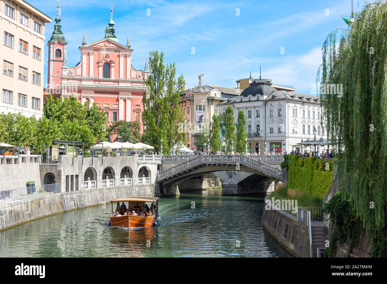 Bateaux de croisière sur la rivière Ljubljanica et cinq ponts, Vieille Ville, Ljubljana, Slovénie Banque D'Images