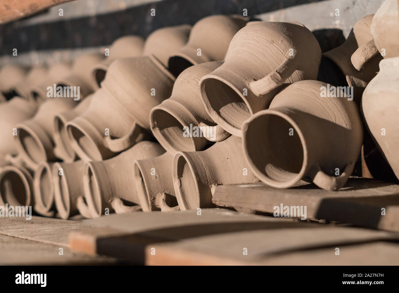 Le séchage des vases d'argile moulée fraîche sur une étagère dans un studio de fabrication du potier.local et de l'artisanat traditionnel concept art Banque D'Images