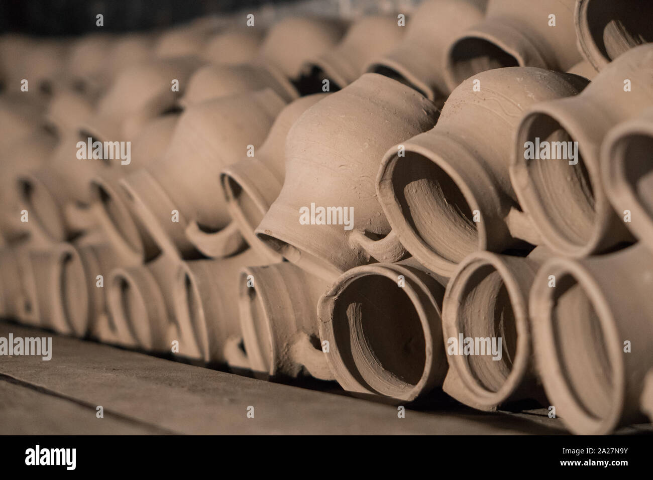 Le séchage des vases d'argile moulée fraîche sur une étagère dans un studio de fabrication du potier.local et de l'artisanat traditionnel concept art Banque D'Images