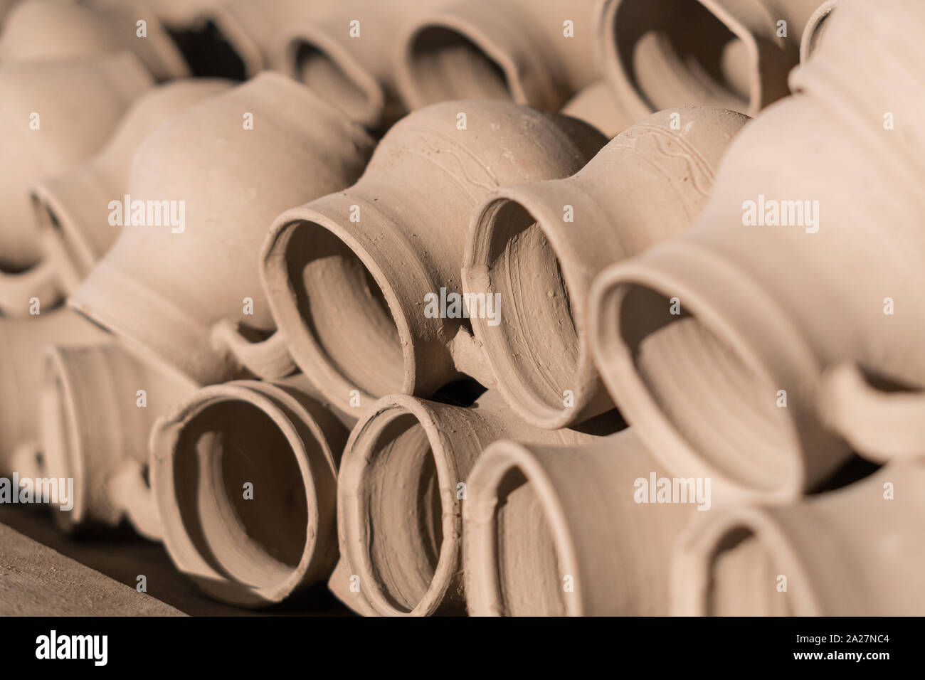 Le séchage des vases d'argile moulée fraîche sur une étagère dans un studio de fabrication du potier.local et de l'artisanat traditionnel concept art Banque D'Images