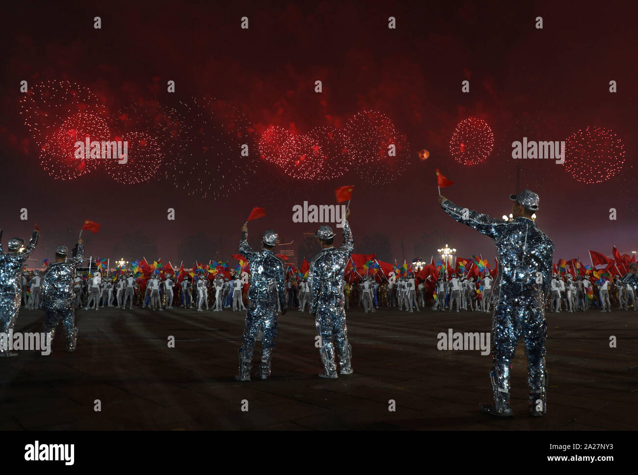 Beijing, Chine. 06Th Oct, 2019. D'artifice exploser sur la place Tiananmen comme interprètes montre lors d'un gala pour célébrer le 70e anniversaire de la République populaire de Chine à Beijing, le 1 octobre 2019. Photo par Lazlo Fitz/UPI UPI : Crédit/Alamy Live News Banque D'Images