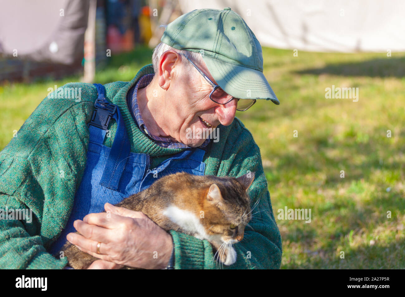 Gros Plan Du Vieil Homme Tenant Son Chat Dans Ses Bras Photo Stock Alamy