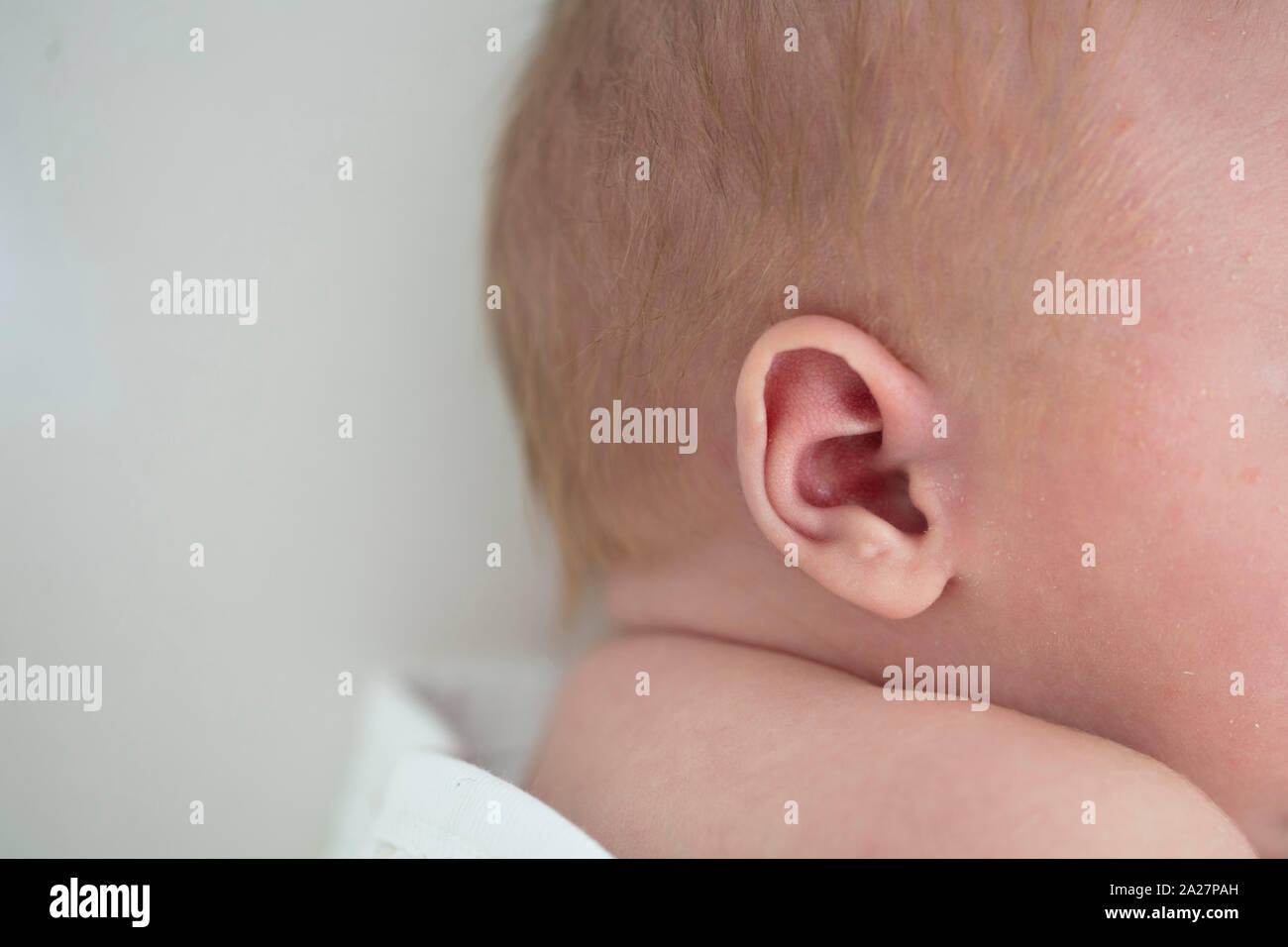 Portrait d'un bébé nouveau-né. oreille concept d'audience Banque D'Images