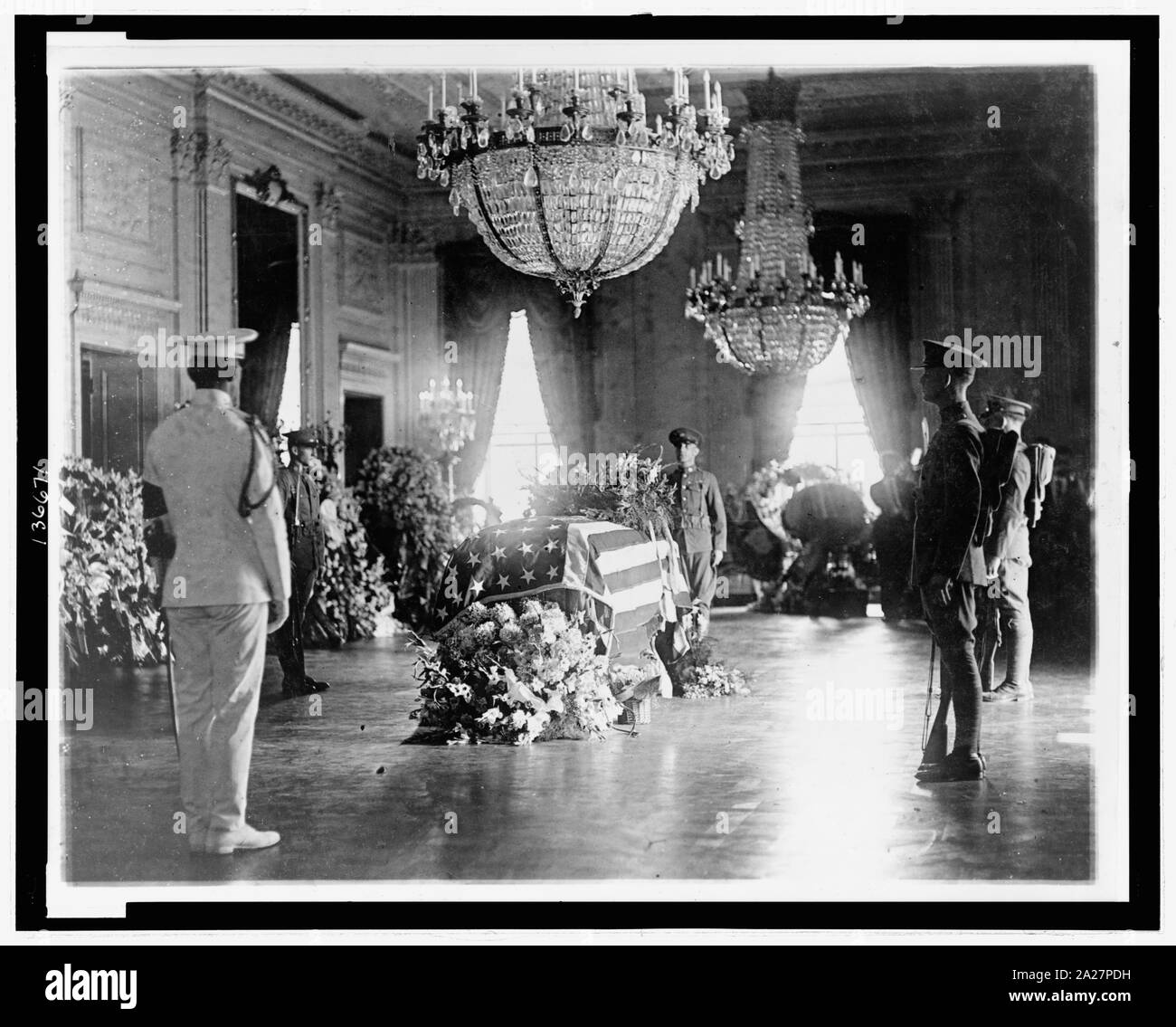 Le Président Warren G. Harding's corps étendu dans l'état dans l'East Room de la Maison Blanche Banque D'Images
