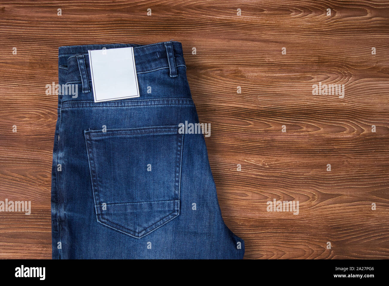 Label Jeans denim, maquette, texture de fond en bois isolé Banque D'Images