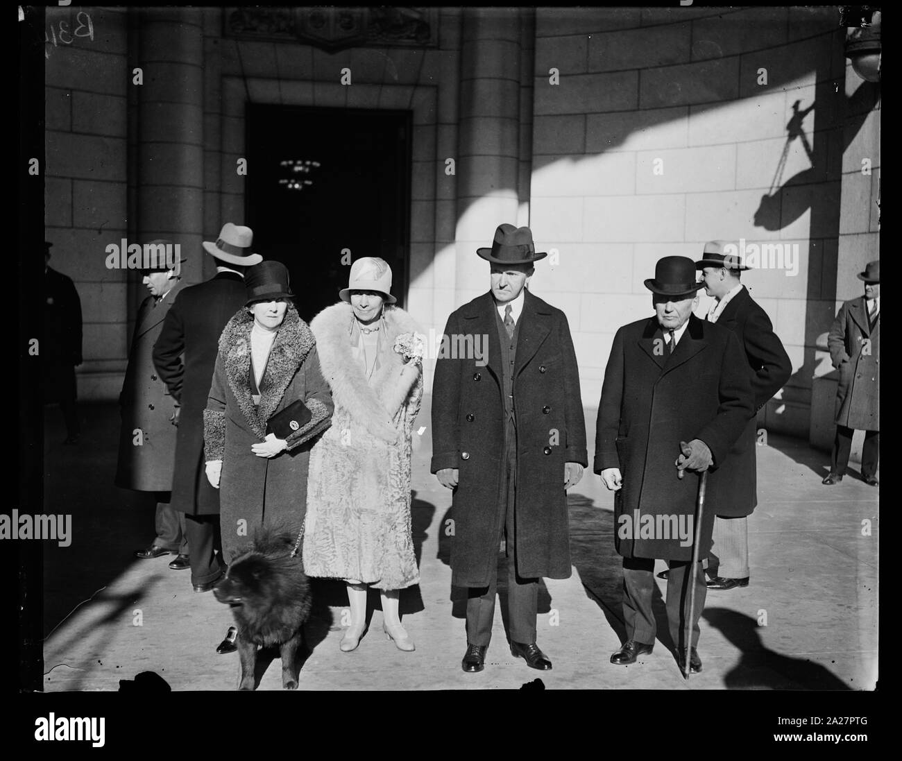 Le président et Mme Coolidge à leur arrivée à la gare Union, Washington aujourd'hui à partir de leurs vacances sur Sapelo Island, Ga, dans le groupe, de gauche à droite, Mme Kellogg, épouse du secrétaire d'État, Mme Coolidge, Président Coolidge, Secrétaire Kellogg Banque D'Images