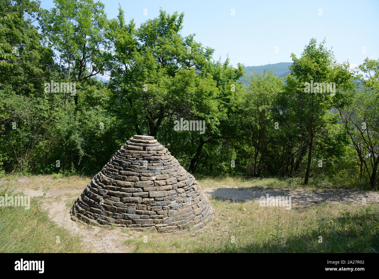 Cairn par Andy Goldsworthy dans le parc ou le terrain du Musée Promenade ou musée d'Histoire Naturelle de Digne-les-Bains Alpes de Haute Provence France Banque D'Images