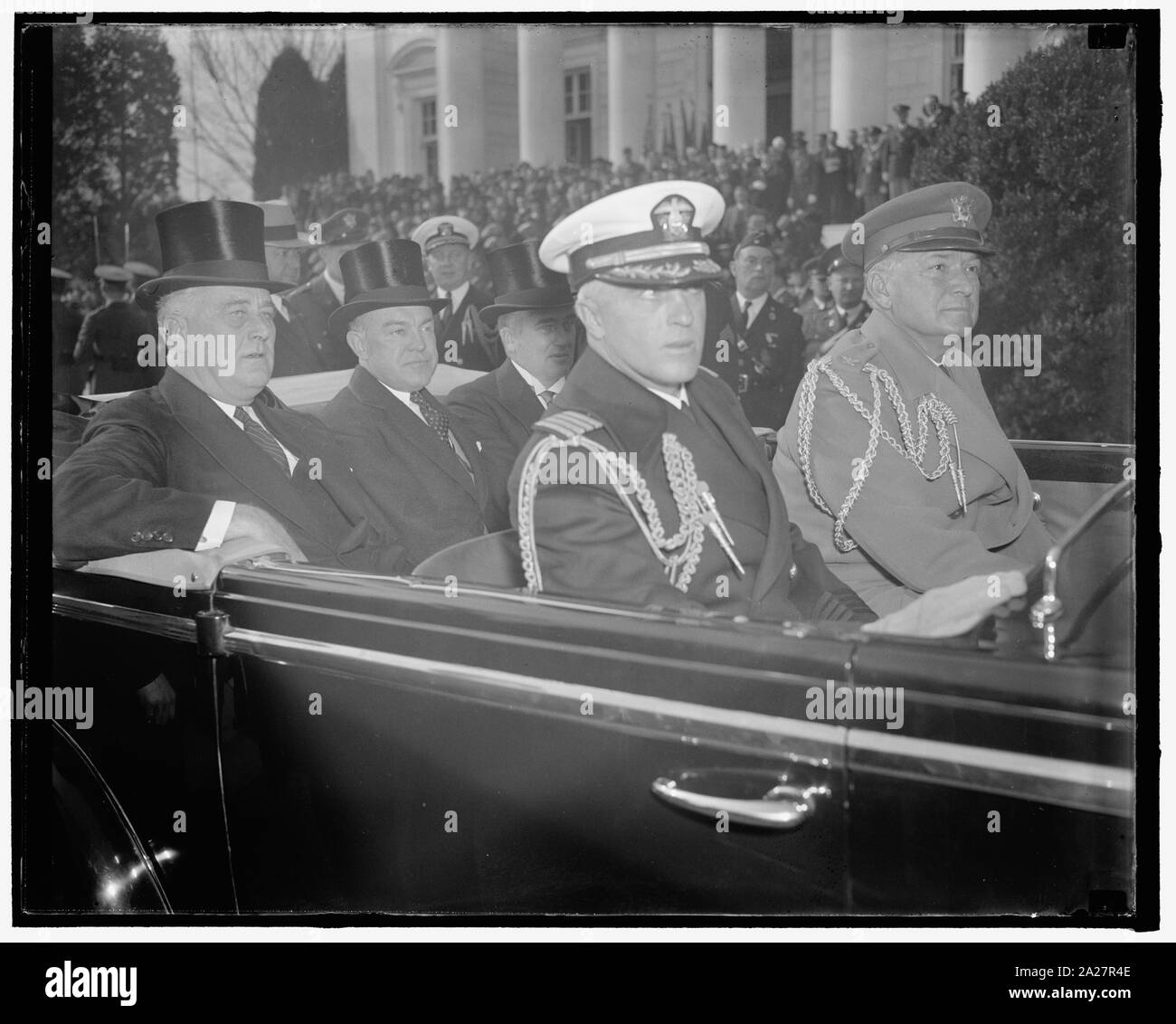 Le président et d'aide arrivent à Arlington pour les cérémonies du Jour de l'Armistice. Washington, D.C., le 11 novembre. Assis avec le sous-secrétaire de la guerre Harry H. Woodring, centre et Secrétaire adjoint de la Marine Charles Edison, le président Roosevelt arrive au cimetière national d'Arlington pour les cérémonies du Jour de l'Armistice aujourd'hui. Dans le siège avant sont la Maison Blanche aides naval et militaire : Le Capitaine Daniel J. Callaghan et le Colonel E.M. Watson, 11-11-38 Banque D'Images