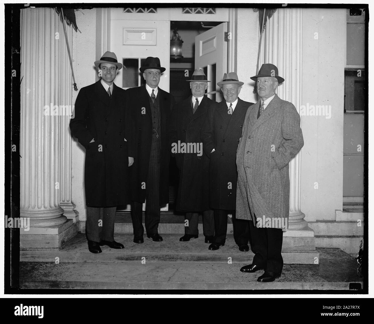 Le président s'entretient avec l'entreprise de conseil conseil. Washington, D.C., membres du conseil consultatif d'exploitation des entreprises en coopération avec le secrétaire au Commerce, M. Roper a rencontré le président Roosevelt à la Maison Blanche aujourd'hui. Les questions abordées au cours des réunions n'ont pas été rendus publics mais on pense qu'en attendant la législation du Congrès a été l'un des sujets. Sur la photo, de gauche à droite : Laverill Harriman, argile Williams, le général R.E. Wood, George Meade, président du Conseil ; et Delancey Kounyze Banque D'Images