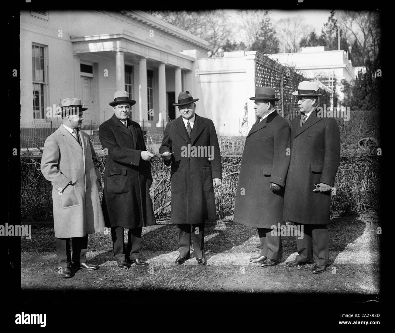 Le président donne la contribution de la poitrine. Dirigeants de la Caisse de recevoir le Président Hoover's contribution pour 1931. De gauche à droite : rue d'Ellwood, Newbold Noyes, le Président Hoover, E.F. Colladay et John Poole Maison Blanche, Washington, D.C. Banque D'Images