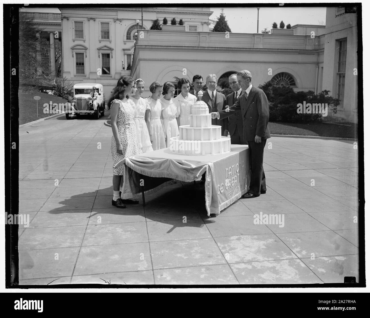 Le président reçoit la crème glacée. Washington, D.C., le 17 avril. Sec. au président Marvin Mcintyre a reçu un énorme gâteau à la crème de glace de l'Association internationale des fabricants de crème glacée à la Maison Blanche aujourd'hui. C'est pour la semaine de la crème glacée pour la nation du 18 avril au 24 avril. De gauche à droite : Patricia in Spellacy, 13 ans ; Caroline Martin, 12 ans ; Jean Engleback, 13 ans ; Virginia Moeller, 13 ans ; Robt. O. Ribben, secrétaire de l'organisme ci-dessus ; George L. Smith ; Ernest H. Daniel ; et Marvin H. MCINTYRE Secrétaire du Président qui a reçu le gâteau pour le président, 17/04/1937 Banque D'Images