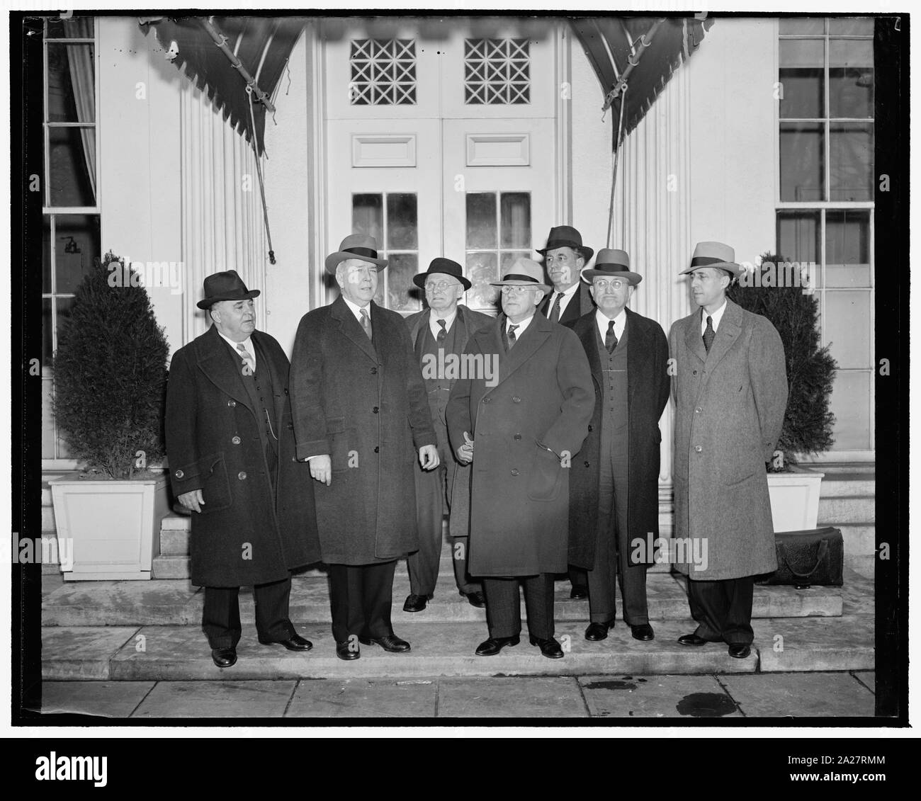 Le président reçoit programme législatif de American Farm Bureau. Washington, D.C., 10 janvier. Le programme législatif de l'American Farm Bureau, appelant à la modification des heures et des salaires du travail de secours et de suggérer que l'industrie et du travail, s'abstenir de faire progresser les prix et taux de salaire, a été présenté au président Roosevelt d'aujourd'hui. Dans le groupe, de gauche à droite : O.O. Wolf du Kansas ; E.A. O'Neal d'Alabama, Président de l'American Farm Bureau, George M. Putnam du New Hampshire ; H.J. Roi du Wyoming ; Donald Kirkpatrick, conseillers juridiques, J.F. Porter du Tennessee ; et W.R. La recherche de l'Ogg Di Banque D'Images