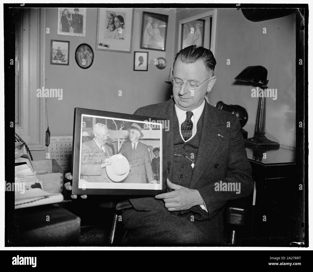 Le président prend creuser au Vice-président. Washington, D.C., le 26 janvier. Le Dr George Calvert, médecin officiel pour les membres du congrès, est titulaire d'une photo avec deux précieux autographes. Vice-président Garner a écrit à Doc. Calvert--pour m'essayer de se comporter. Le président Roosevelt ajouté au Doc. Calvert--continuer d'essayer, 01/26/39 Banque D'Images