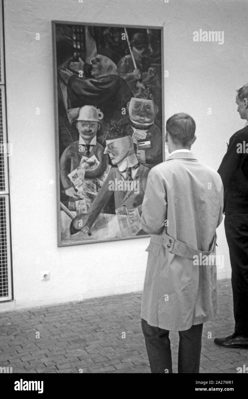 Besucher vor dem Gemälde 'Die Stützen der Gesellschaft" von George