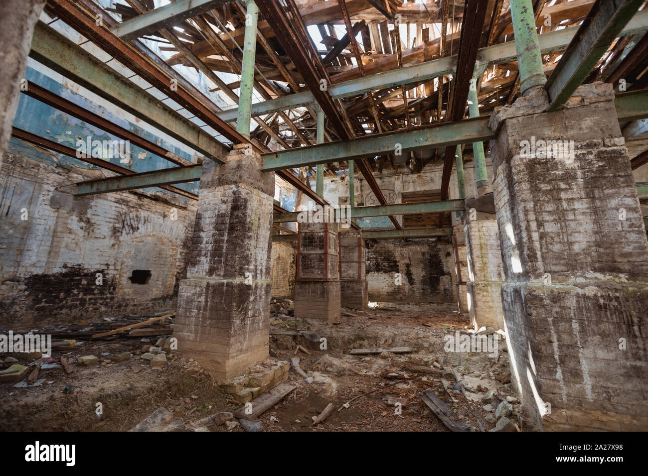 Ancien bâtiment industriel détruit. Maison en ruine. Banque D'Images