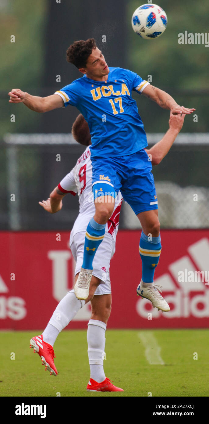 L'UCLA Marcony Pimentel (17) à la tête de la balle contre UI's Thomas Warr (9), Dimanche, 2 septembre, 2019 à Armstrong Stadium à Bloomington, Indiana. Ui a gagné contre UCLA 2-1 après Jack Maher's but pendant double prolongation. Banque D'Images