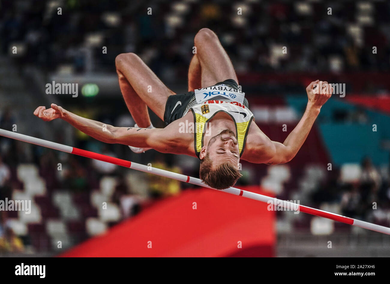 Doha, Qatar. 06Th Oct, 2019. L'athlétisme, les Championnats du monde, Championnats du monde IAAF, Khalifa International Stadium : Mateusz Przybylko de l'Allemagne est en train de briser le bar à la qualification. Crédit : Michael Kappeler/dpa/Alamy Live News Banque D'Images