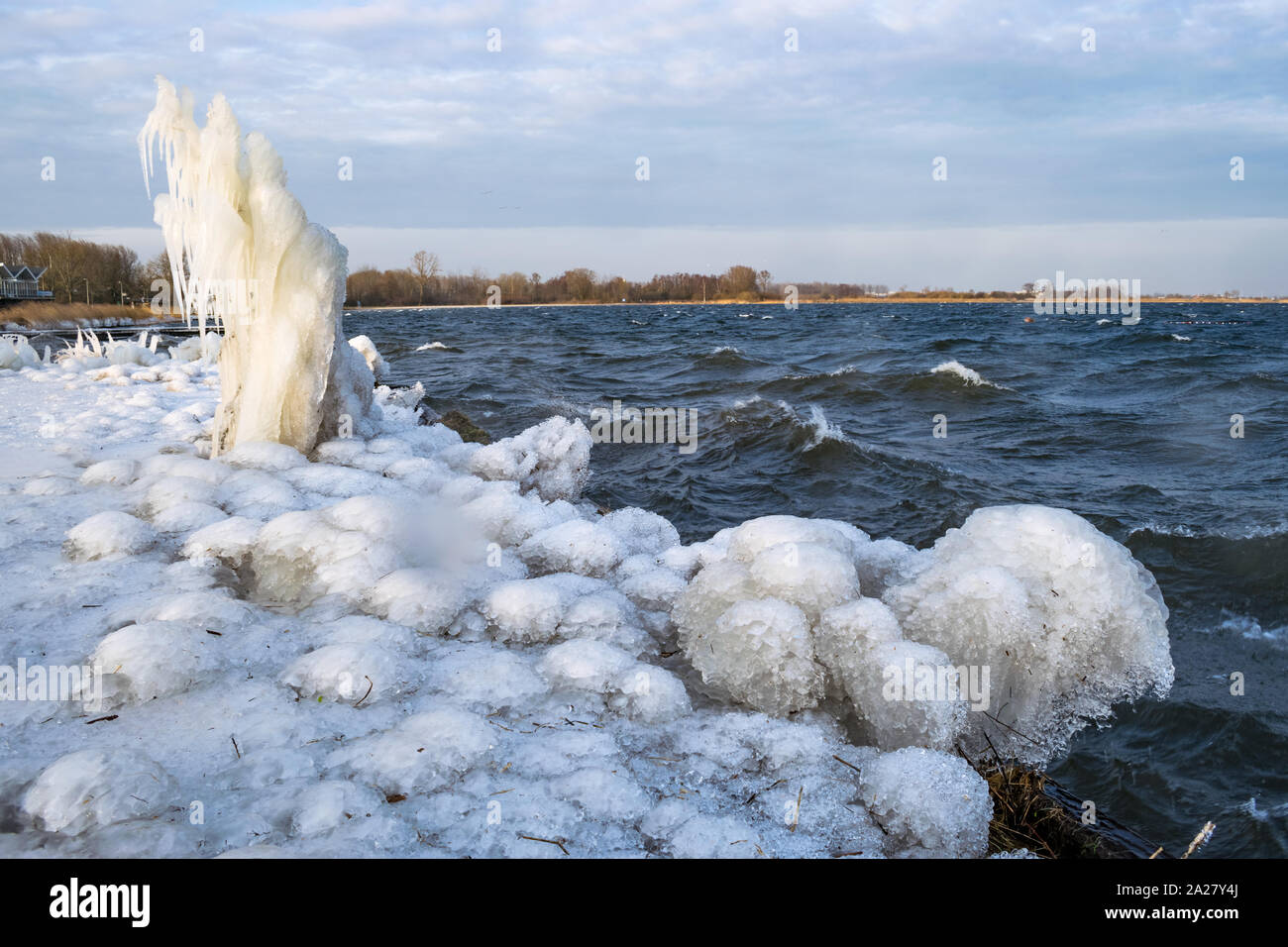 Des sculptures de glace naturelle sur le côté sous le vent d'un lac Banque D'Images