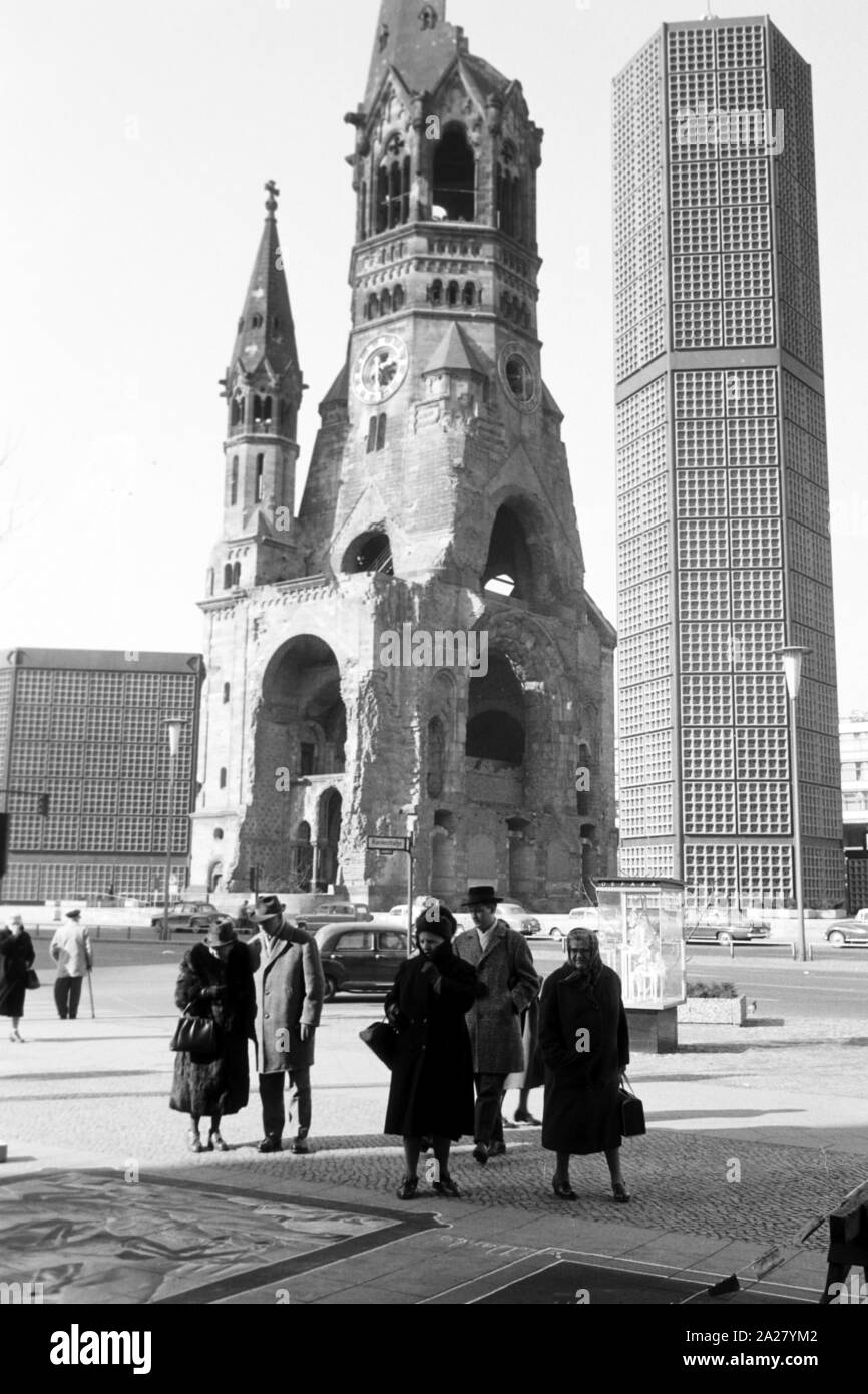 Die le Kaiser Wilhelm Gedächtniskirche à Berlin mit dem errichteten 1961 neu Turm, Deutschland 1963. L'église et le nouveau beffroi construit en 1961 à Berlin, Allemagne 1963. Banque D'Images