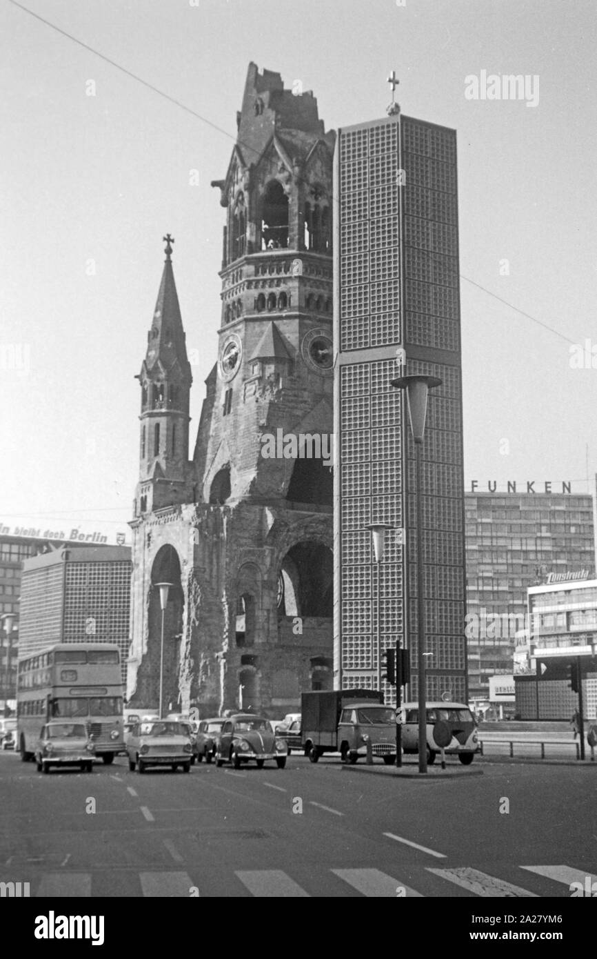 Die le Kaiser Wilhelm Gedächtniskirche à Berlin mit dem errichteten 1961 neu Turm, Deutschland 1963. L'église et le nouveau beffroi construit en 1961 à Berlin, Allemagne 1963. Banque D'Images