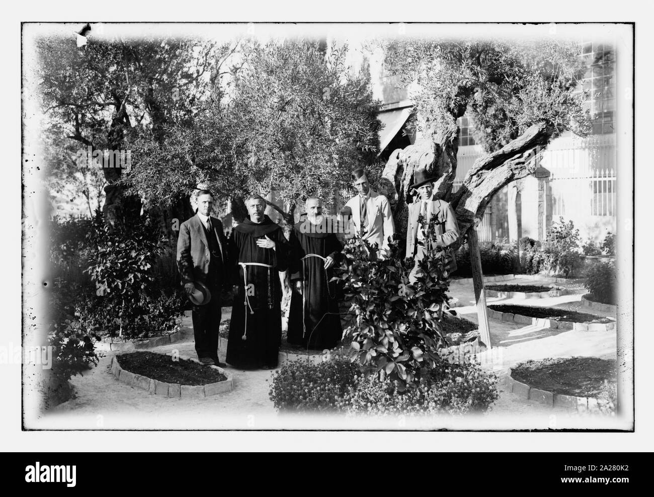 Le Prince Guillaume de Suède avec les moines dans le jardin de Gethsémané, Jérusalem Banque D'Images