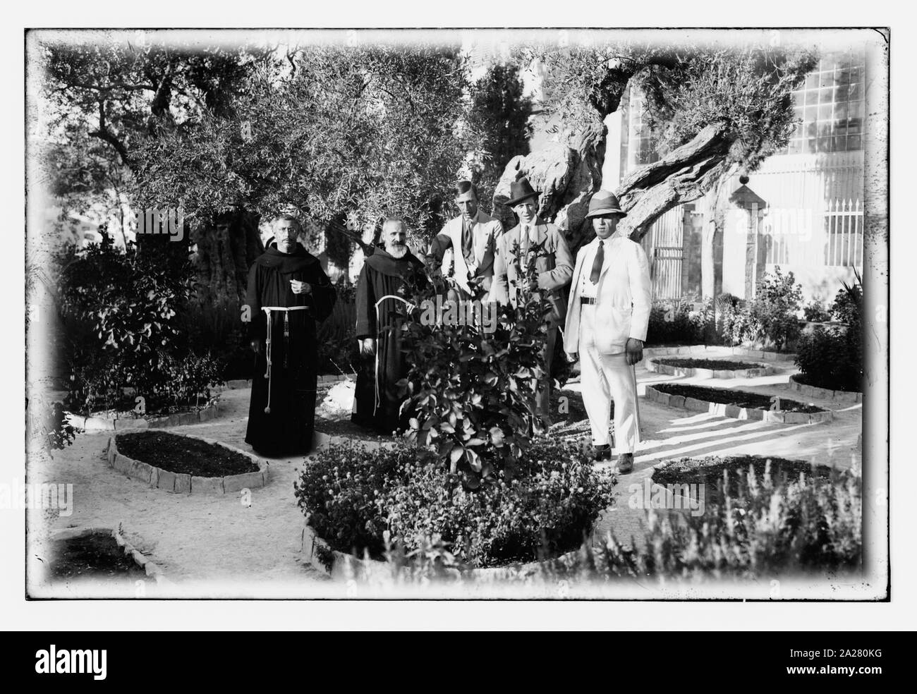 Le Prince Guillaume de Suède avec les moines dans le jardin de Gethsémané, Jérusalem Banque D'Images