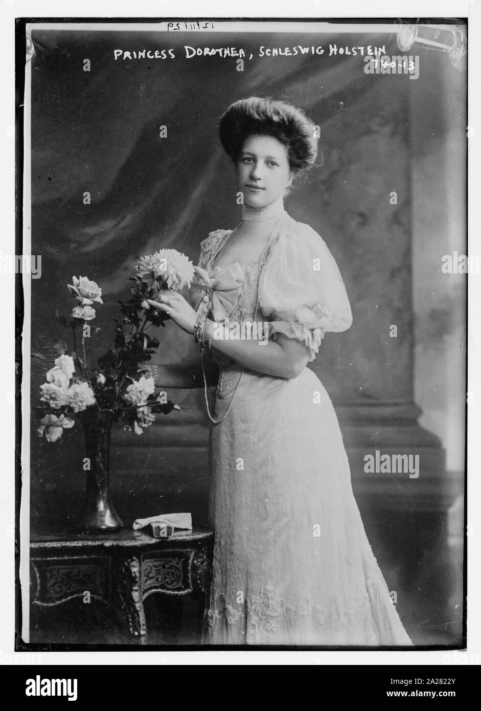 La princesse Dorothea, Schleswig Holstein, debout par table sur laquelle il y a un vase de fleurs Banque D'Images