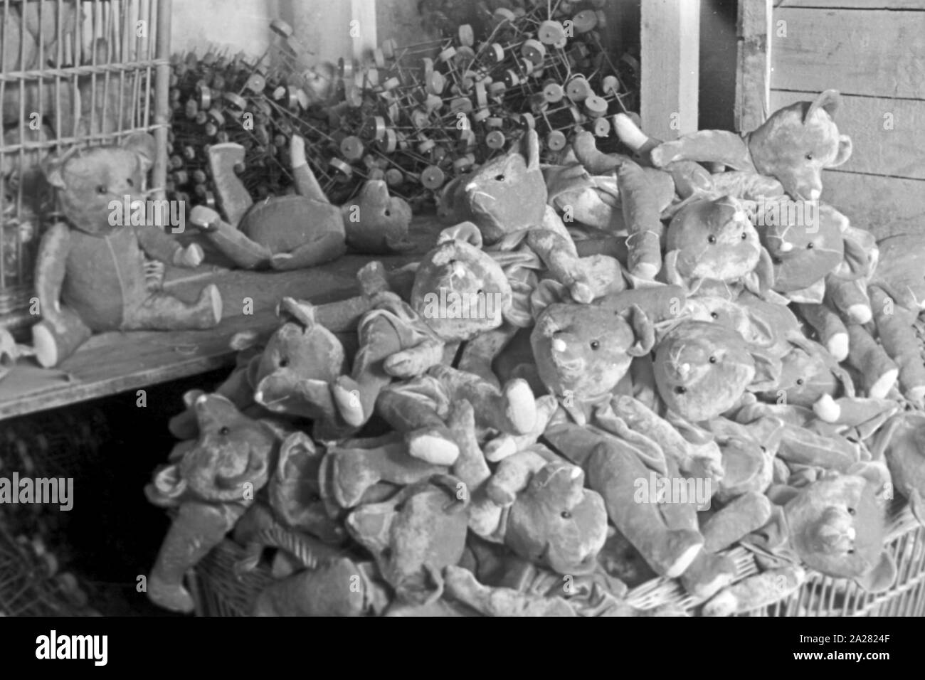 Puppenwerk Lauscha en Thuringe, 1940-50s. Doll factory en Lauscha, Thuringe, 1940-50s Banque D'Images