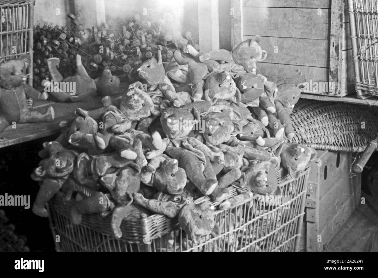 Puppenwerk Lauscha en Thuringe, 1940-50s. Doll factory en Lauscha, Thuringe, 1940-50s Banque D'Images