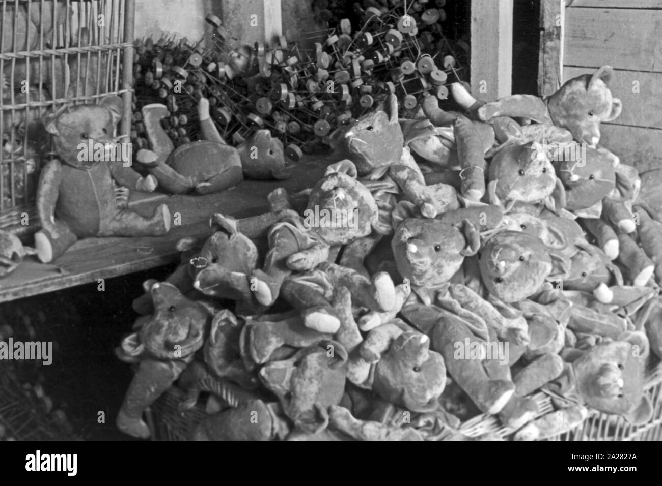Puppenwerk Lauscha en Thuringe, 1940-50s. Doll factory en Lauscha, Thuringe, 1940-50s Banque D'Images