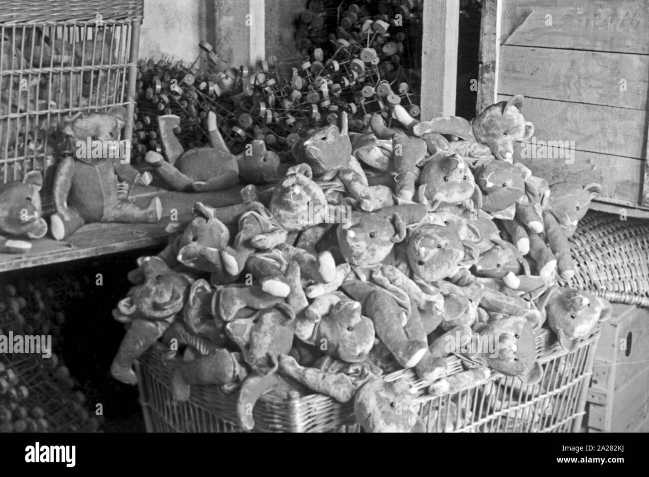 Puppenwerk Lauscha en Thuringe, 1940-50s. Doll factory en Lauscha, Thuringe, 1940-50s Banque D'Images