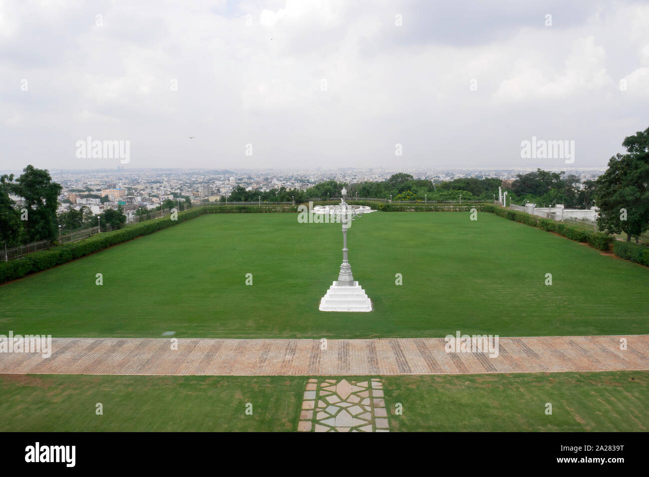 Un jardin dans l'FALUKNAMA PALACE AVEC UNE VUE DE LA VILLE DE HYDERABAD, hydereabad, Telangana, Inde Banque D'Images