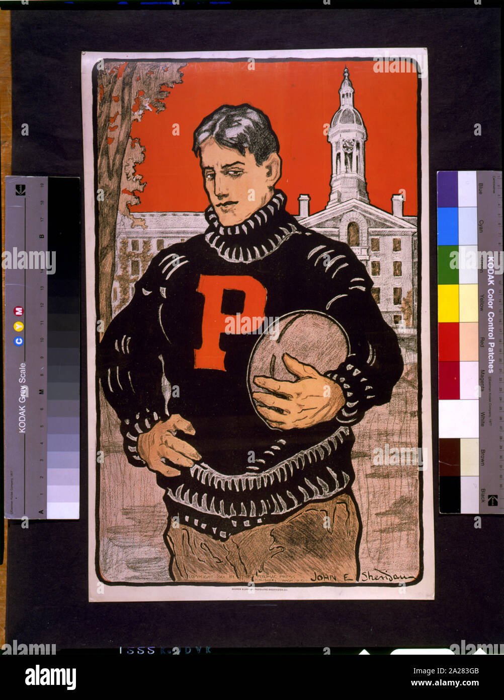 Des étudiants de Princeton, avec la lettre P sur un chandail, demi-longueur, debout, face à la gauche, holding football(), avec l'Université de Princeton derrière lui / John E. Sheridan Banque D'Images
