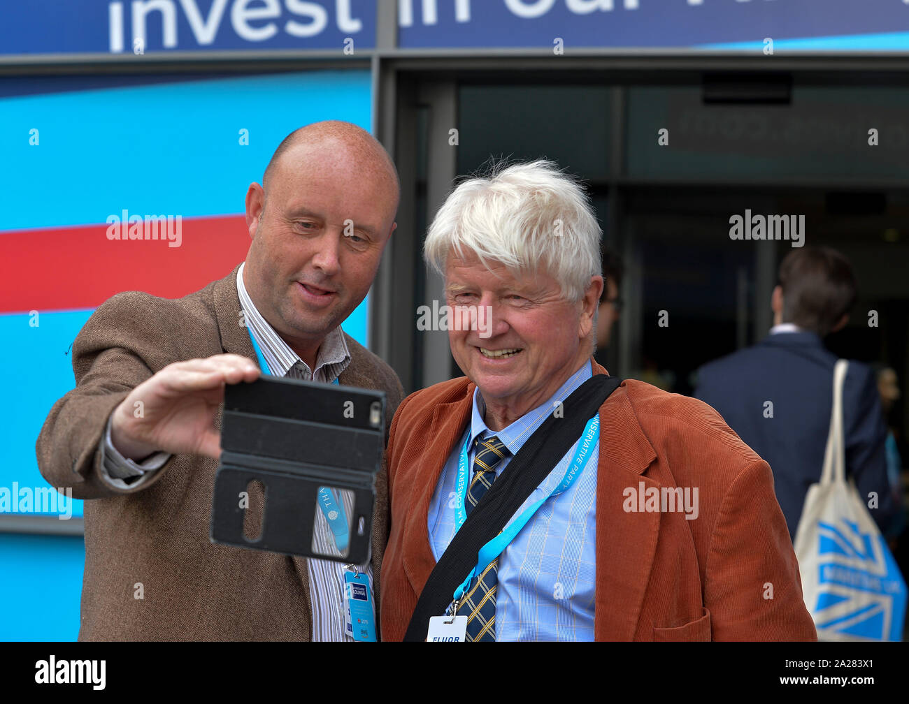 Manchester, UK. 06Th Oct, 2019. MANCHESTER, UK. Stanley Johnson, père de Premier Ministre et chef du parti, Boris Johnson, pose pour une avec un ventilateur à selfies congrès du parti conservateur à Manchester. Crédit : Dave Johnston/Alamy Live News Banque D'Images
