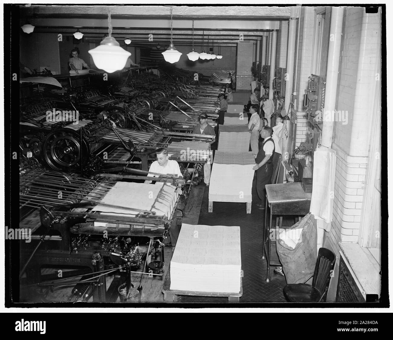 Le chômage de l'impression des questionnaires du recensement. Washington, D.C., le 7 octobre. Scène à l'Imprimerie du gouvernement où le chômage 3 000 000 questionnaires du recensement sont en cours d'impression tous les jours. Pressiers travaillent 24 heures par jour afin de combler l'énorme ordre de 79 000 000 cartes qui le Census Bureau va envoyer de la mi-novembre. 10/7/37 Banque D'Images