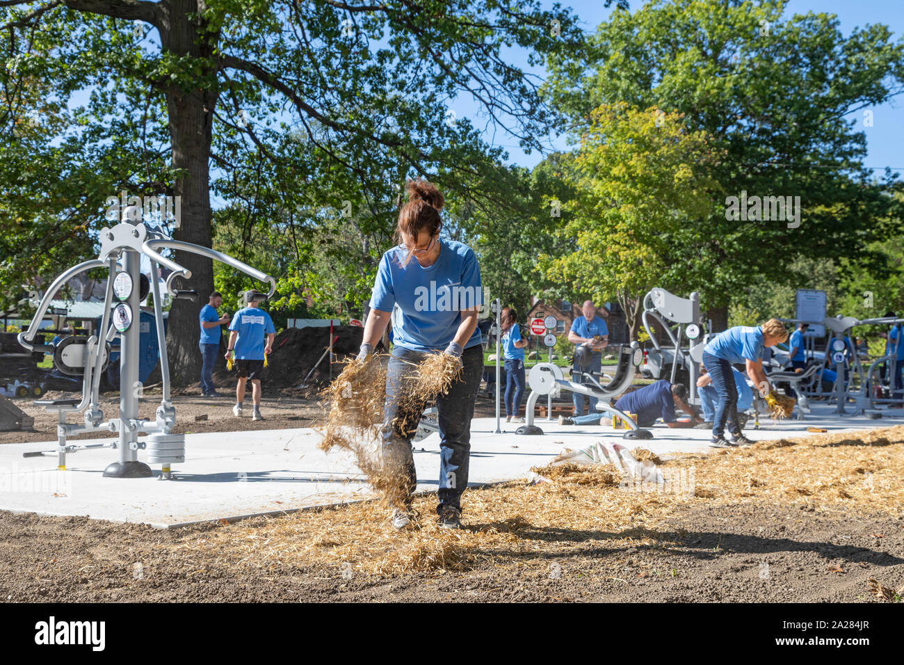 Detroit, Michigan - Les bénévoles de la Cooper de l'équipement d'exercice d'installation Standard et l'aménagement paysager dans un nouveau parc communautaire dans le quartier de Morningside Banque D'Images