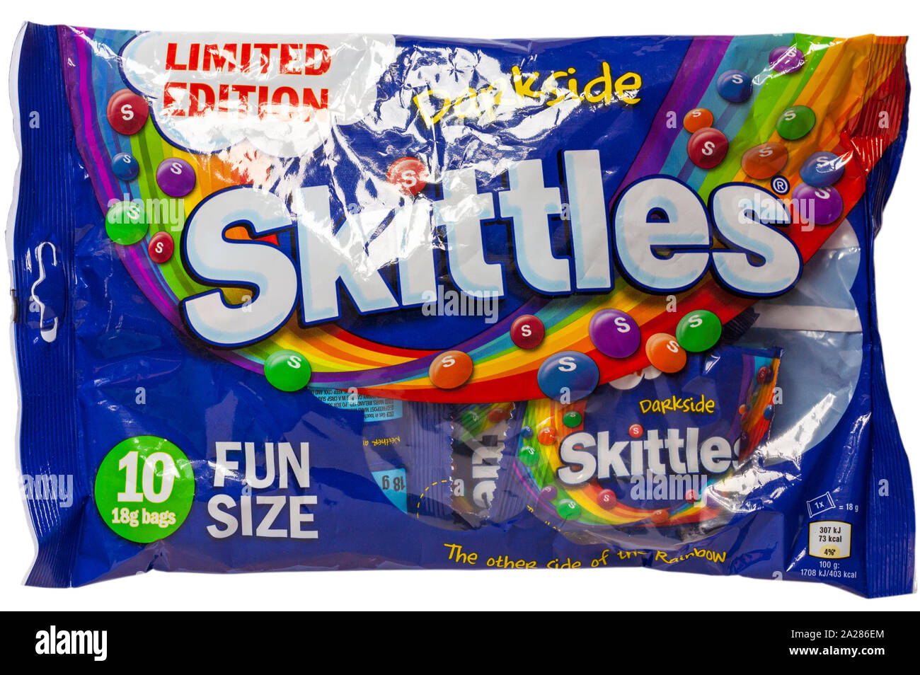 Bonbons bonbons Skittles Darkside limited edition 10 fun sacs taille isolé sur fond blanc bonbons à mâcher dans un shell avec des saveurs de Sucre Banque D'Images