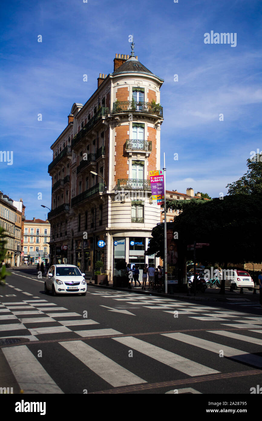 Étroit et beau bâtiment de Madrid capitale avec une route à ailes Banque D'Images